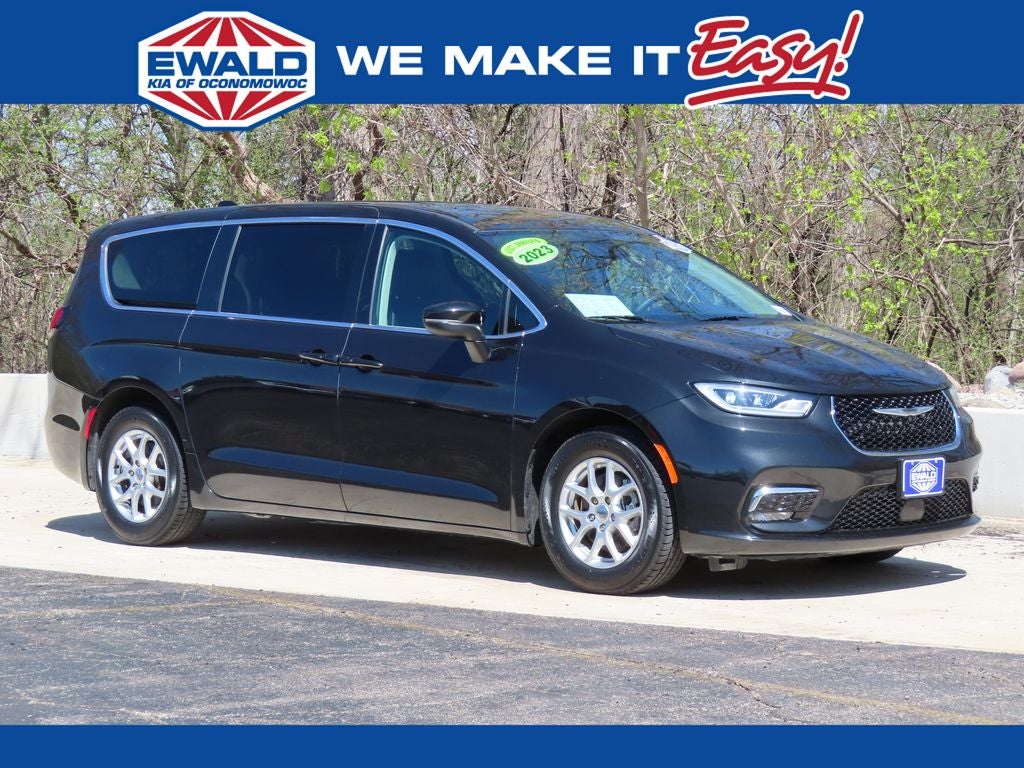 2023 Chrysler Pacifica Touring L's photo