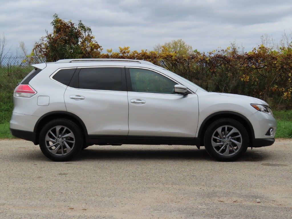 Used 2016 Nissan Rogue SL with VIN 5N1AT2MT3GC742196 for sale in Oconomowoc, WI