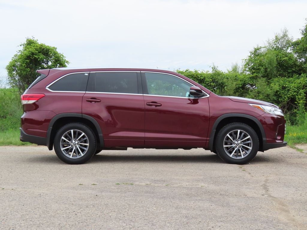 Used 2018 Toyota Highlander XLE with VIN 5TDJZRFH4JS886267 for sale in Oconomowoc, WI