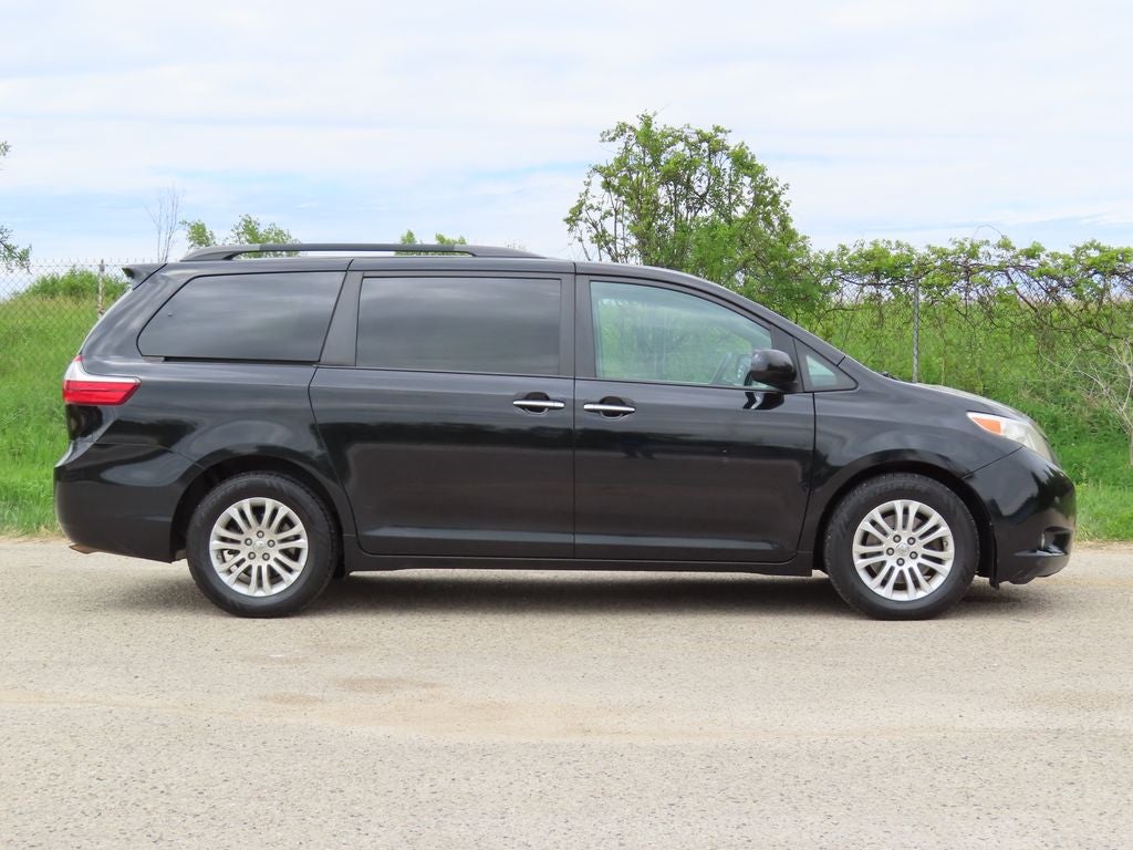 2016 Toyota Sienna XLE 8 Passenger