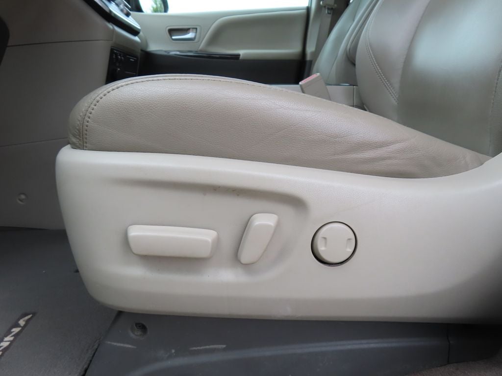 2016 Toyota Sienna XLE 8 Passenger