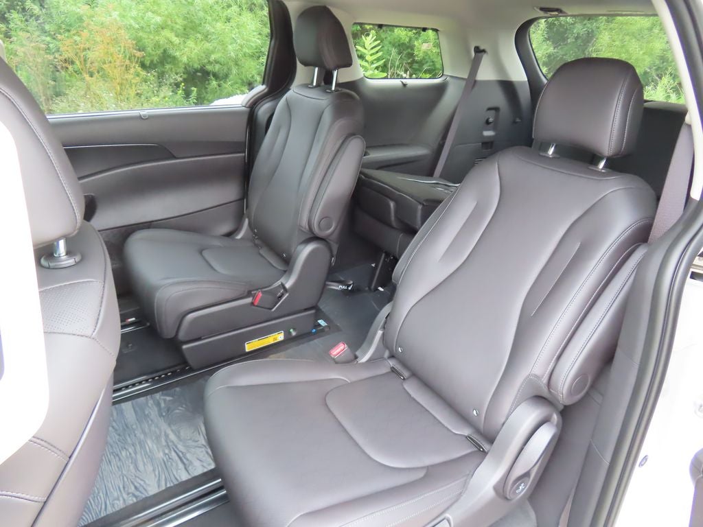 2027 Kia Carnival EX
